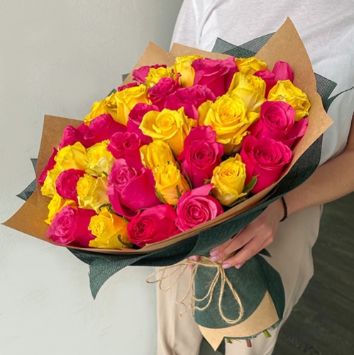 Букет из 51 малиновой и лимонной розы (40 см) в Серпухове