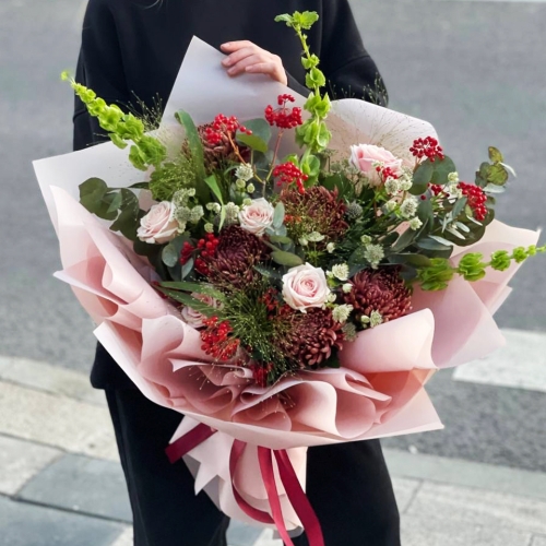 Букет "Вернисаж" из калины, хризантем Бигоуди, молюцеллы, паникума, роз и астранции в Серпухове
