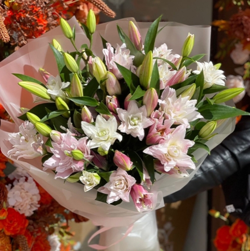 Букет из 11 ароматных пионовидных лилий в Серпухове