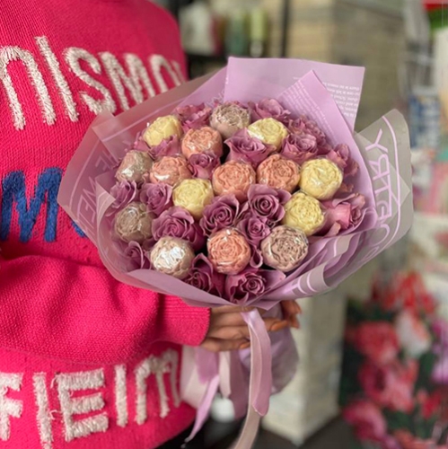 Букет из роз и шоколадных пионов в Серпухове