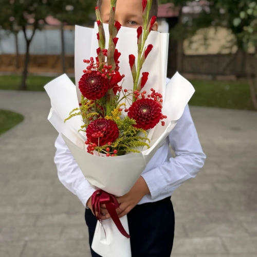 Букет на 1 сентября с красными гладиолусами, георгинами и калиной в Серпухове