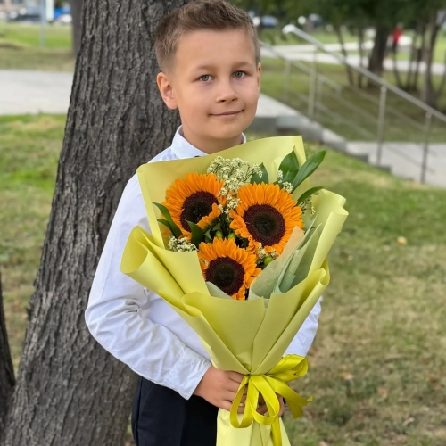 Букет на 1 сентября из 3 подсолнухов и лимониума в Серпухове