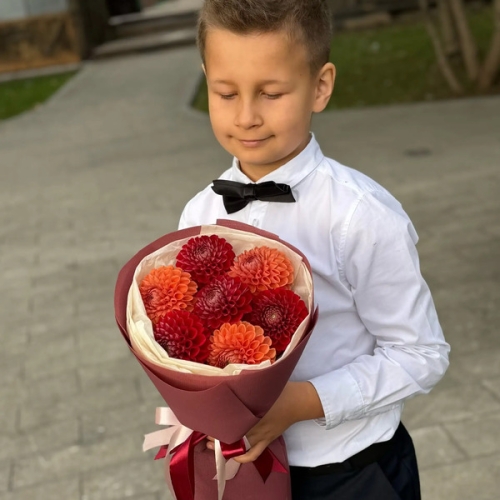Букет из 7 сезонных георгин в Серпухове