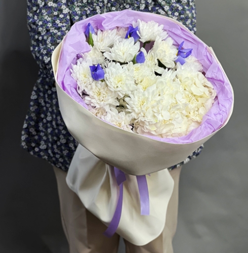 Букет "Грация" из ирисов, гортензии и кустовых хризантем в Серпухове