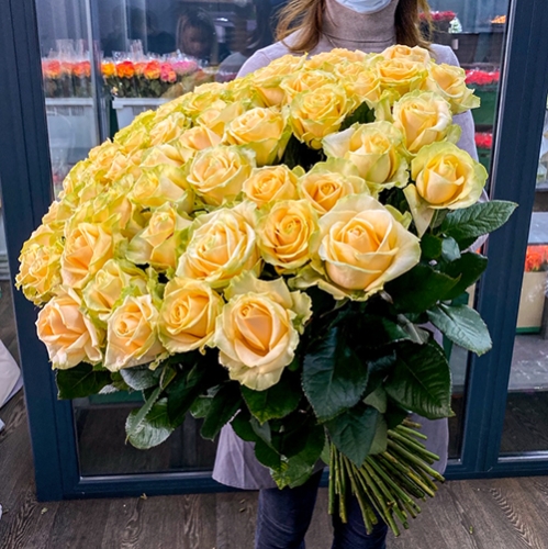 75 роз Аваланж (70 см) в Серпухове