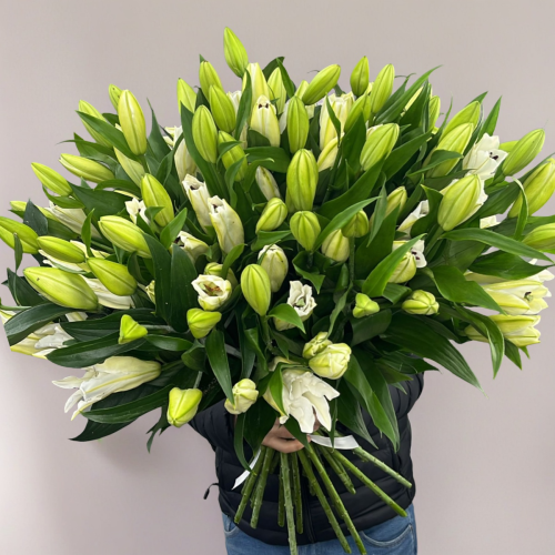 Объемный букет из 27 ароматных белых лилий в Серпухове