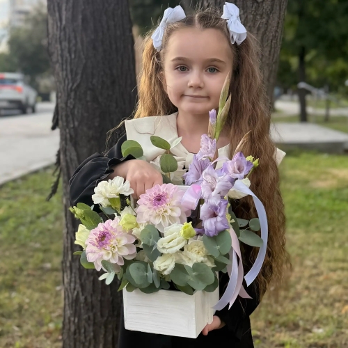 Композиция с георгинами на 1 сентября в белом ящике в Серпухове