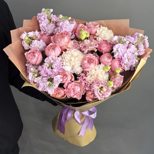 Букет "Амели" из ароматных маттиол, пионовидных кустовых роз Джульетта  эустом и диантусов в Серпухове