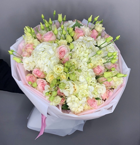 Букет "София" из гортензий, эустом и роз в Серпухове