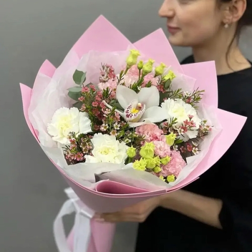 Букет с королевской орхидеей, диантусами, эустомой и шамелациумом в Серпухове