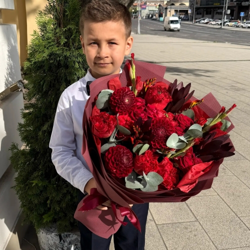 Букет с георгинами, розами и леукадендроном в Серпухове