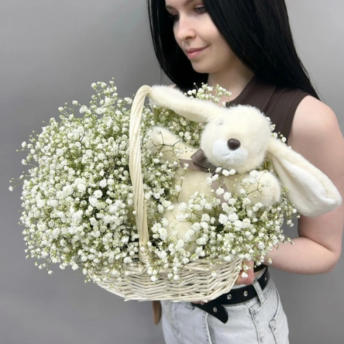 Нежная корзина из воздушной гипсофилы и мягкой игрушки-брелка в Серпухове