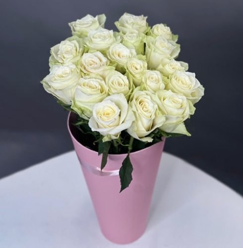19 белых роз Кения в конусе в Серпухове