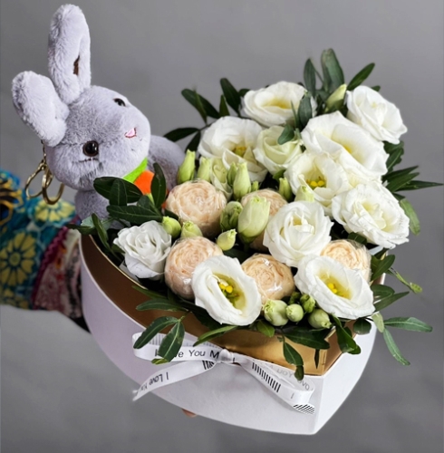 Композиция в коробке сердца из шоколадных пионов и эустом в Серпухове