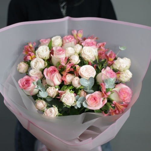 Букет "Розовый фламинго" из роз, альстромерии и эвкалипта в Серпухове